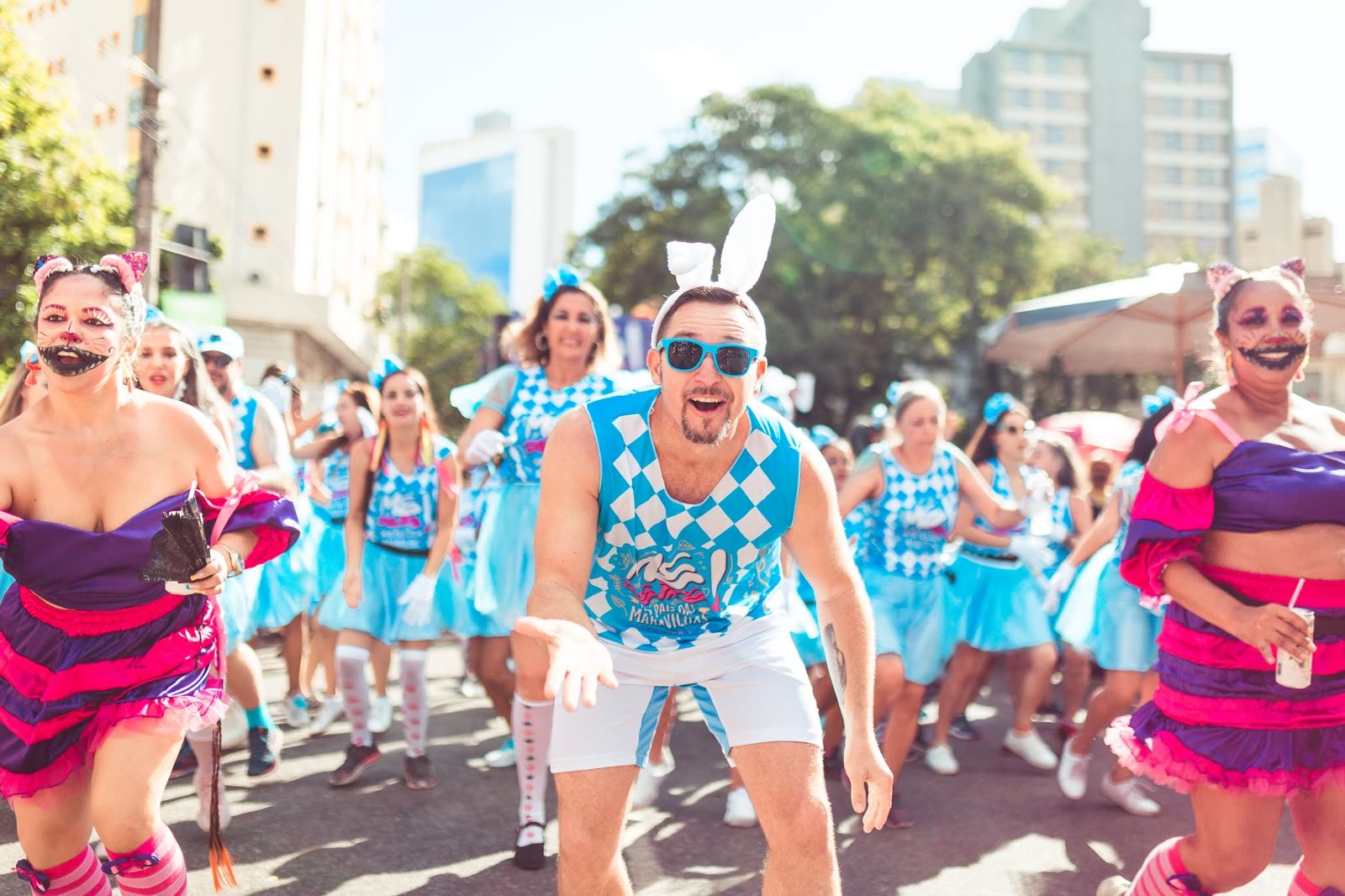Ala de dança do Me Deixe! em 2025, com o coelho de óculos puxando a fila
