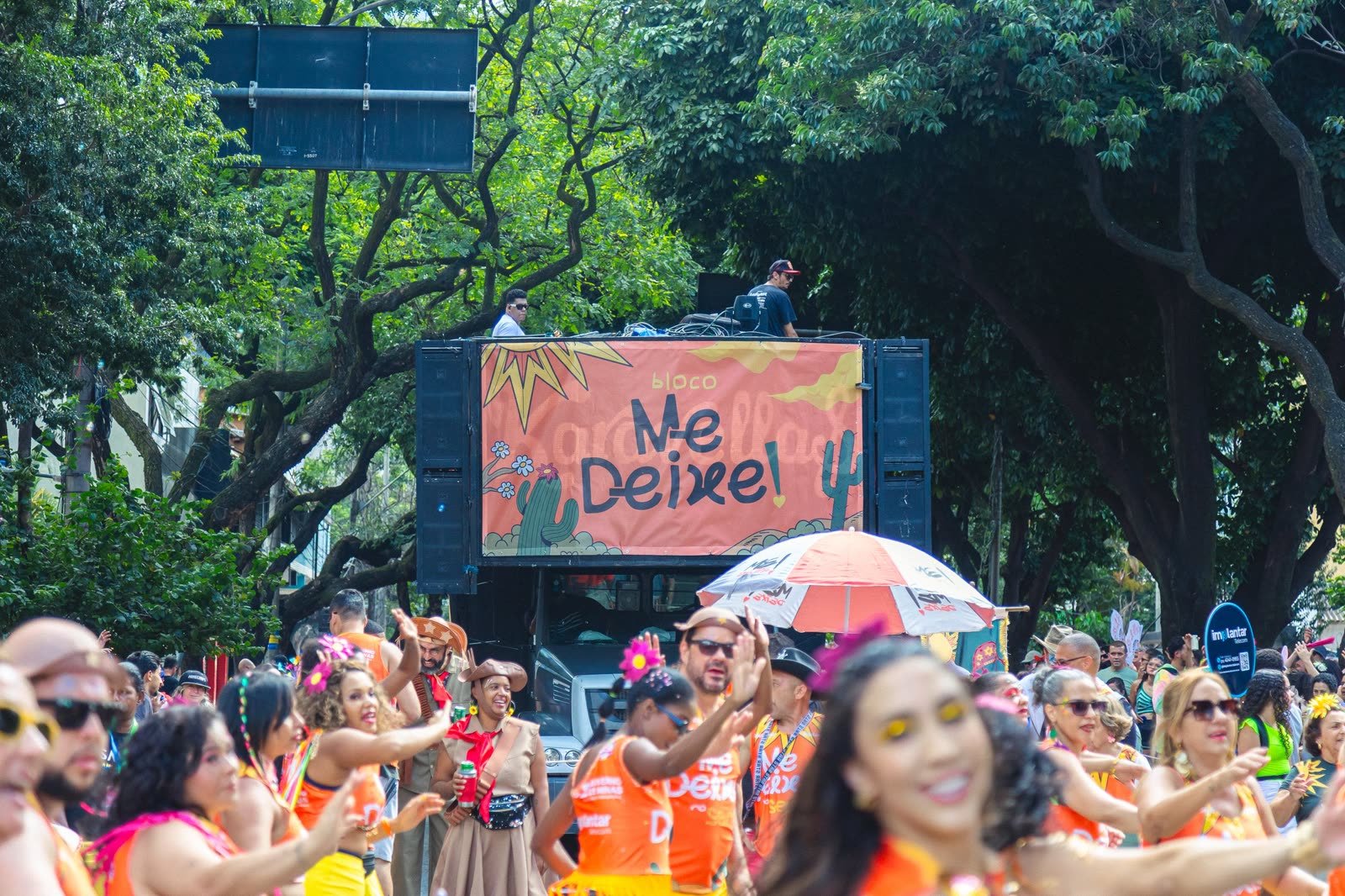 Trio do Me Deixe! no carnaval de 2026 e foliões fantasiados na Savassi